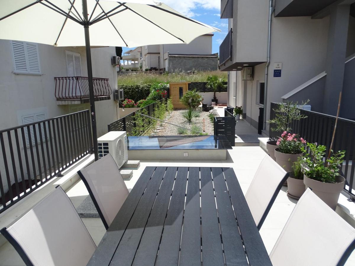 Villa Modernes Kleines Haus Mit Terrasse Split Exterior foto